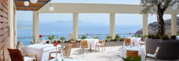 Restaurant en plein air à Rhodes, vue sur mer