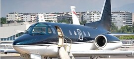 Location jet privé - Cabine d'avion vide, sièges en cuir noir