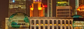 Shanghaï : vue de nuit, gratte-ciels illuminés sur le front de mer.