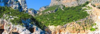 Vue panoramique sur la ville, mur historique avec montagnes.