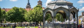 Personnes étendues dans un parc parisien ou stuttgartois.