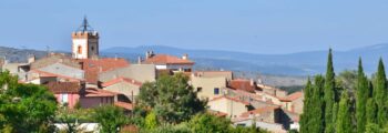 location jet privé - Collines verdoyantes avec cabanes en bois.