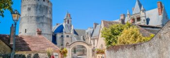 location de jet privé : Cathédrale gothique, arbres et ciel nuageux.