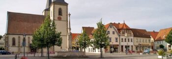 Auch, village pittoresque reflété dans la rivière paisible.
