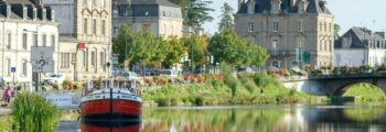 Resort tropical : piscine, transats, pavillon, palmiers.