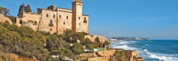 location jet privé : gratte-ciel modernes entouré de verdure