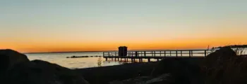 **Location de bateau Lampedusa : Bateau blanc près des falaises**