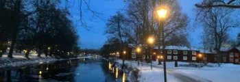Amiens Glisy : Canal pittoresque avec café et église.
