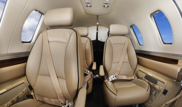 - Location de jet privé, quatre sièges en cuir beige
- Jet privé intérieur luxueux, sièges en cuir beige