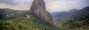 Vue panoramique sur la ville, mur historique avec montagnes.