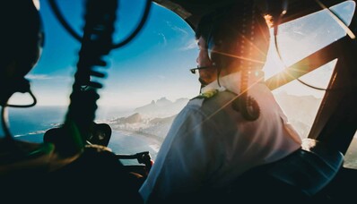 Kaikki mitä sinun tarvitsee tietää helikopterilentäjän ammatista: koulutus, palkka, uramahdollisuudet..