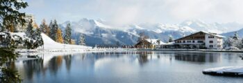 Île de Cavallo : Vue aérienne des maisons côtières.