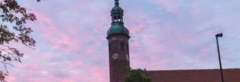 Crépuscule du pont-levis, surélevé, clocher de l'église, ciel crépusculaire.