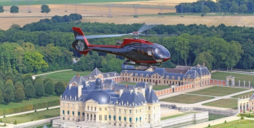 Helikopterilento Château De Vaux-Le-Vicomten yli