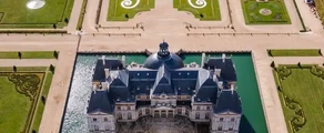 Helikopterilento Château De Vaux-Le-Vicomten yli